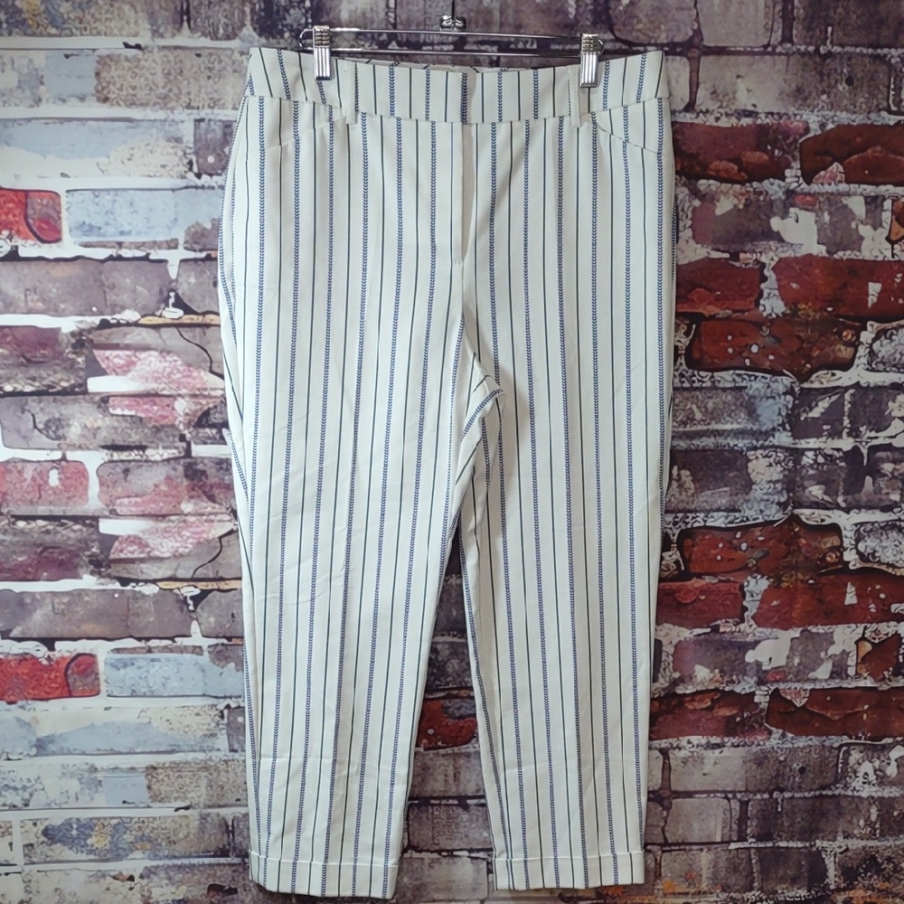 Chico's So Slimming "Serene" Cuffed Crop Pants